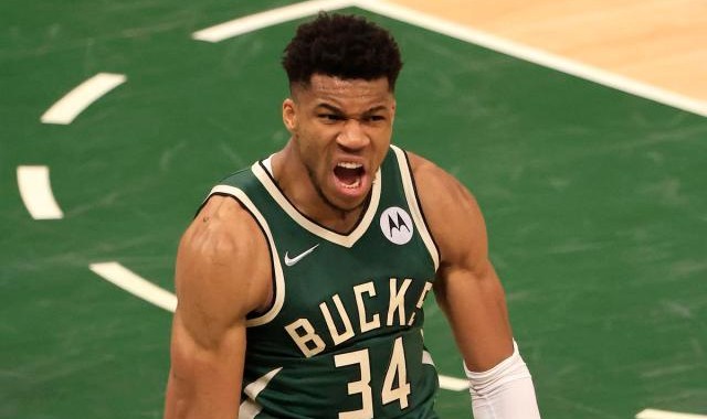 棋牌-字母哥：我们是卫冕冠军 但更是不被看好的雄鹿队