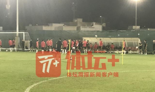 KAIYUN ET-洛国富因伤缺席恢复训练 场地横幅激励国足不放弃